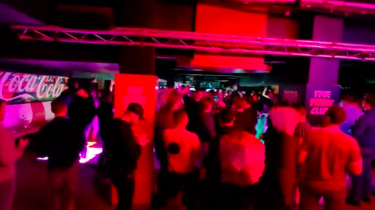 🎥 | Feyenoord-fans nemen discotheken in Praag over: 'Na na na, hey hey, Feyenoord'