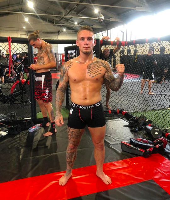 MMA-vechter Jordy Bakkes tekent contract bij Cage Warriors: 'Stap dichterbij mijn doel'
