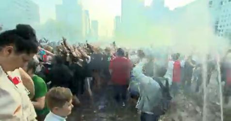 🎥 | Feyenoord-fans springen massaal in Hofpleinfontein tijdens gigantisch kampioensfeest