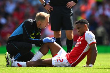 Arsenal begint Premier League met zege op pijnlijke middag voor debutant Jurriën Timber