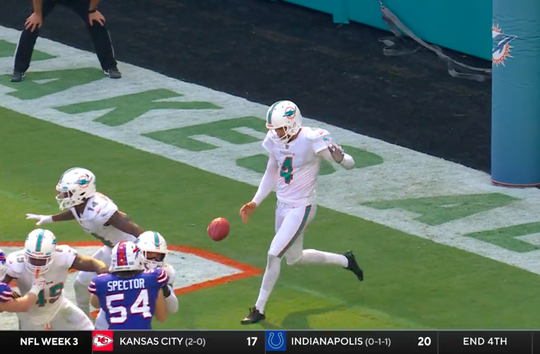 🎥😂 | Oeps! NFL'er schiet ploeggenoot per ongeluk VOL tegen zijn kont