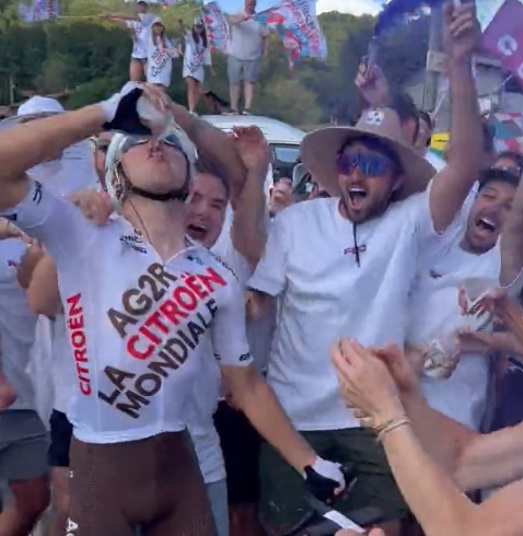 🎥🍺   | Proost! Benoit Cosnefroy at bekertje bier na Tour de France-aankomst in thuisregio