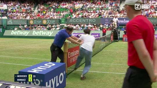 🎥 | Beveiligers ATP Halle-finale slepen court invader weg van het speelveld