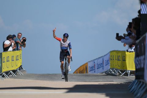 Michael Woods wint op Puy de Dôme, Tadej Pogacar pakt weer wat seconden ten opzichte van Jonas Vingegaard