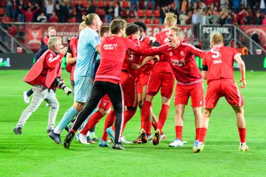 📸 | Twente-fans bedanken FC Utrecht met kratje Grolsch