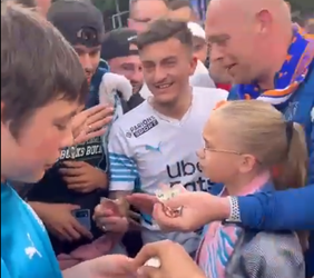 🎥 🫶 | Schitterend! Fans Olympique Marseille helpen huilende jongen waarvan telefoon werd gejat