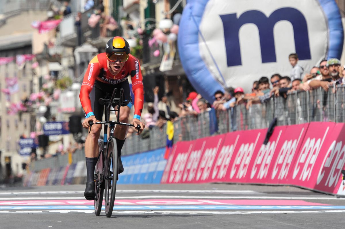 Uitslag etappe 2 van Giro d'Italia: Milan wint, Evenepoel blijft leider van het klassement