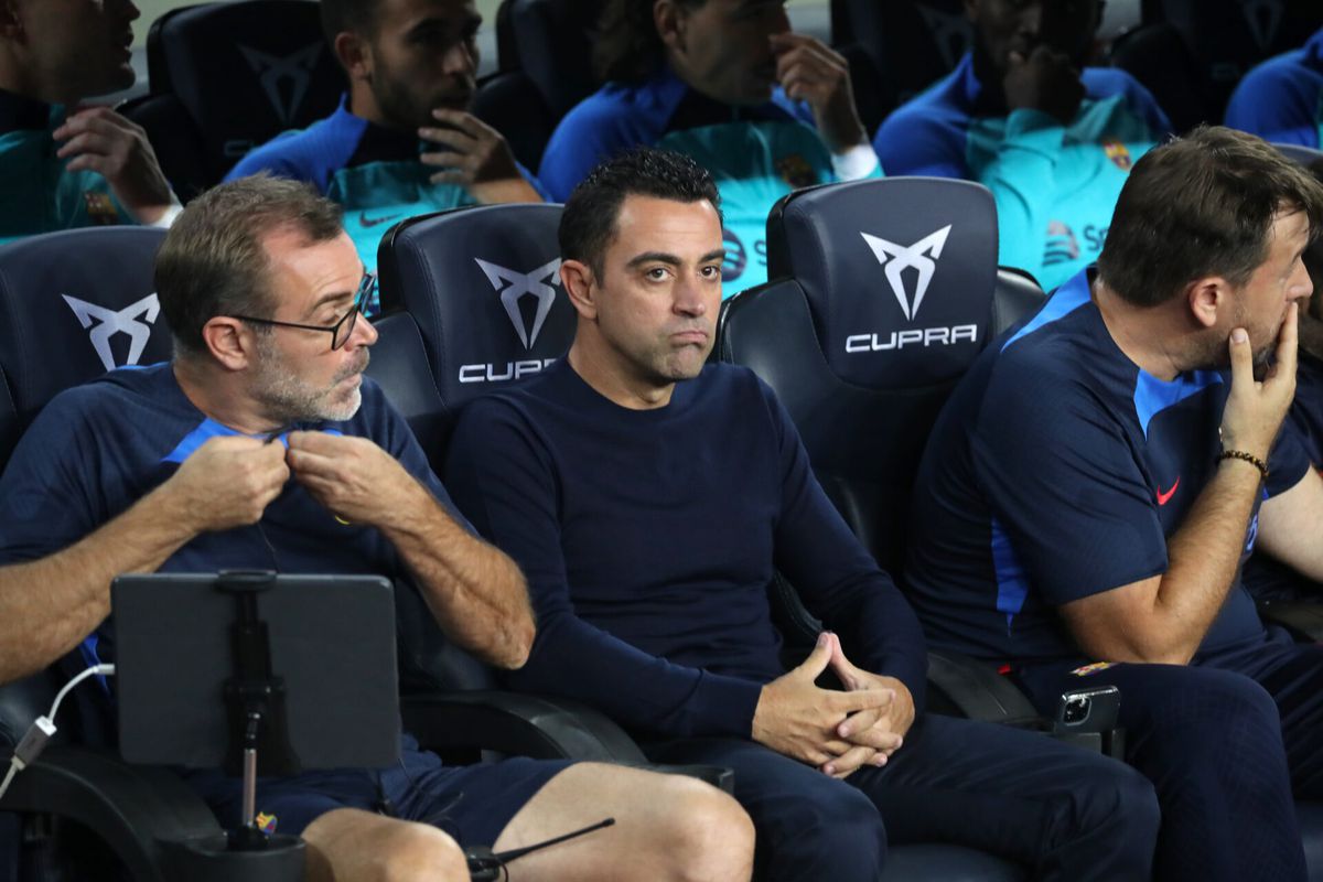 Xavi's wil is wet! FC Barcelona gaat gezellig samen in de kleedkamer naar Inter-Plzen kijken