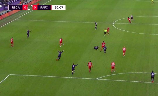 🎥 | Zie! Stengs slaat en pakt rode kaart in troosteloze 'topper' tegen Anderlecht
