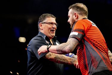 🎥 | Dartsfans in Ahoy krijgen maximaal aantal legs voorgeschoteld: Joe Cullen langs Gary Anderson