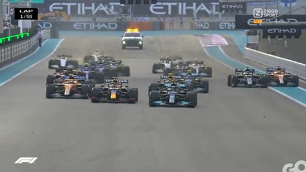 🎥 | Meteen chaos bij de start: Verstappen en Hamilton raken elkaar in 1e rondje