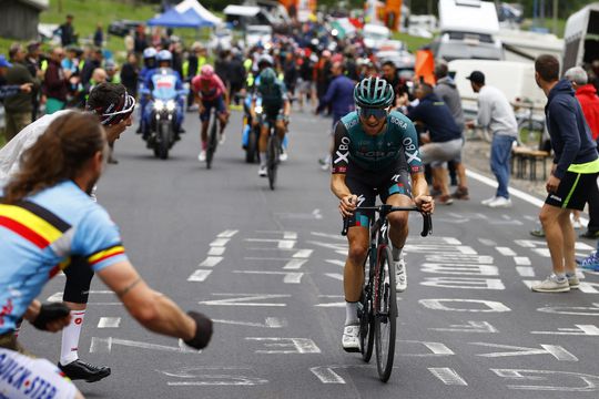 🎥 | Roze trui wisselt in laatste Giro-bergrit van schouders: Richard Carapaz raakt leiding kwijt aan Jai Hindley