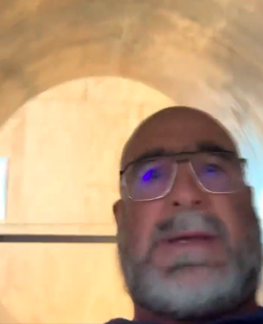 🎥 | Hilarisch! Eric Cantona geniet als een kleine jongen van een intense glijbaan