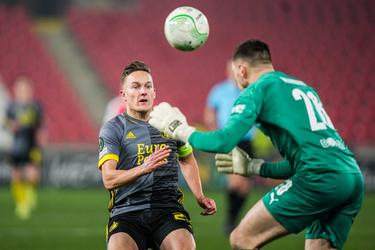 🎥 | BLUNDER achterin bij Feyenoord! Marciano speelt te kort en Malacia wacht te lang: 1-0