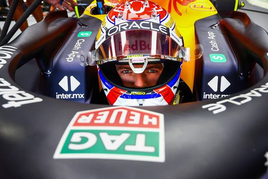 Max Verstappen showt zijn nieuwe 'best Nederlandse' helm voor race in Zandvoort: 'Mooi!'