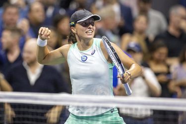 Iga Swiatek staat in de halve finale na winst op Jessica Pegula