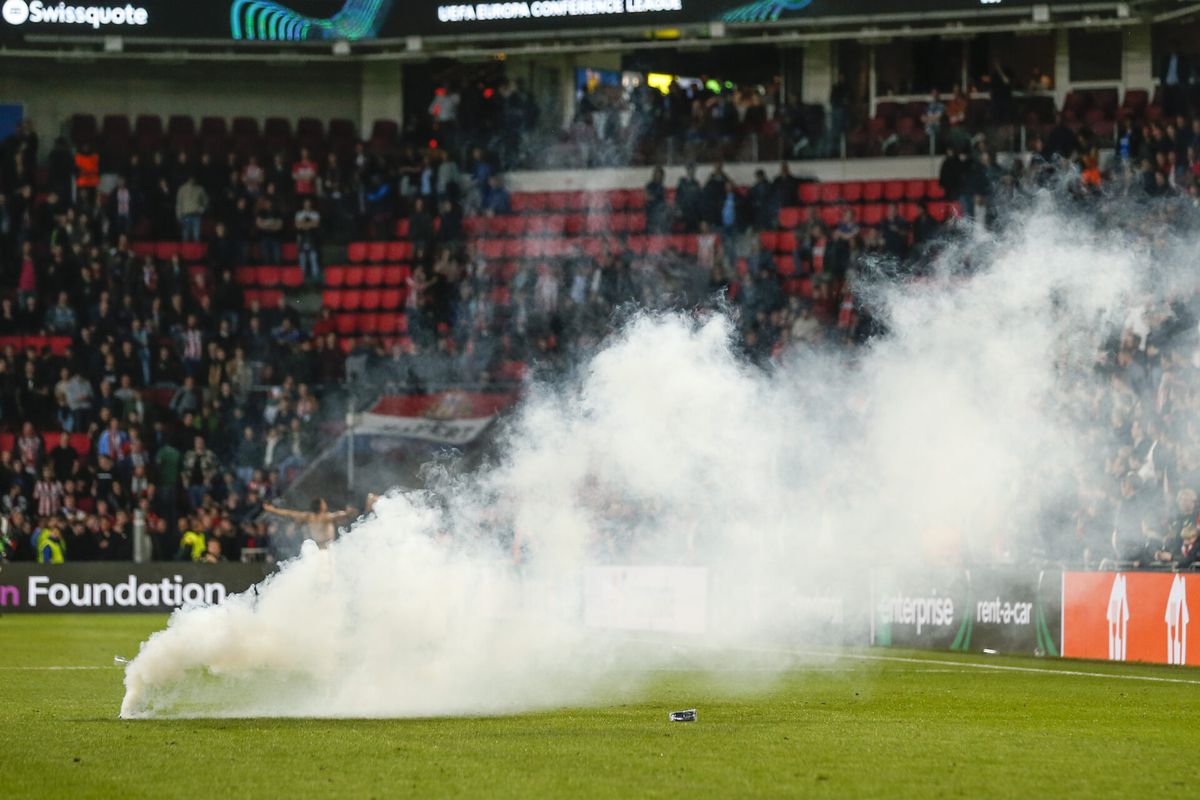 PSV krijgt 2 keer 25.000 euro boete voor pyro en grote chaos