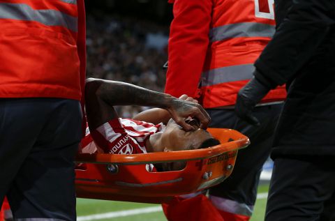 'Aansteller' Reinildo Mandava (volgens Marco van Basten) scheurt kruisband af