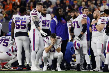 🎥 | NFL-speler zakt tijdens wedstrijd in elkaar: gereanimeerd en nu in kritieke toestand in ziekenhuis