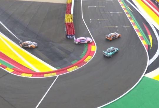 🎥 | Zal F1-race ook zo gaan? Porsche-coureurs glijden uit de bocht op spekglad Spa