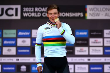 🎥​ | Ontketende Remco Evenepoel wint na Vuelta ook WK