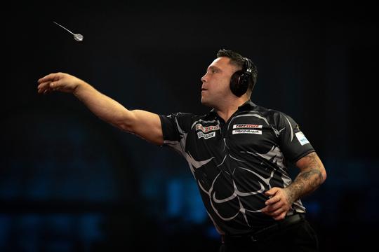 Gerwyn Price emo en boos na WK-exit: 'Weet niet of ik dit toernooi ooit nog ga spelen'