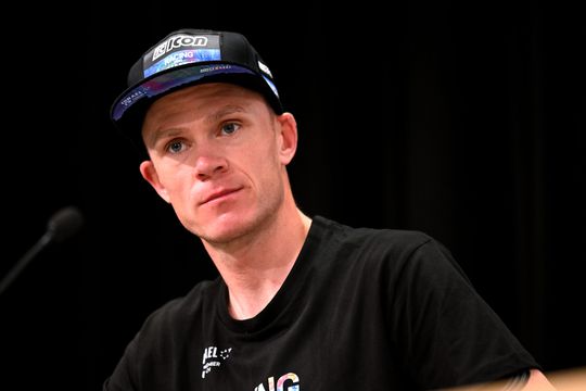 Chris Froome botst met auto en geeft direct advies: 'Gebruik de Dutch Reach'