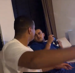 🎥 | Ajacied Mohamed Ihattaren speelt rustig potje FIFA met rapper na afgang tegen Napoli