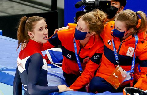 Huilende Schulting erg teleurgesteld met brons: 'Ik was zo sterk en dan beukt die Chinese me weg'