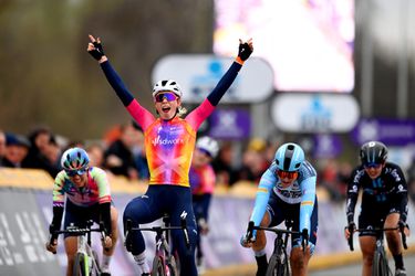 Demi Vollering wint sprint achter winnende ploeggenoot Kopecky in Ronde van Vlaanderen