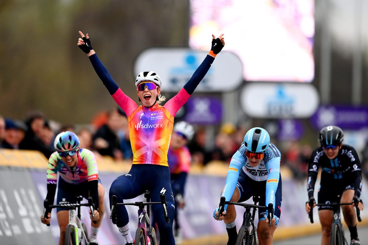 Demi Vollering wint sprint achter winnende ploeggenoot Kopecky in Ronde van Vlaanderen