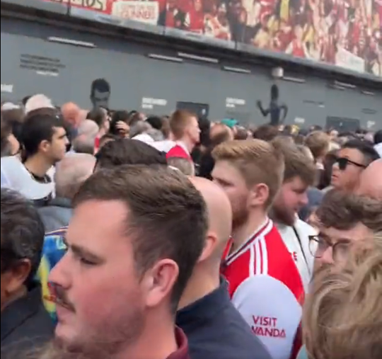 🎥 | Chaos buiten Emirates Stadium: aftrap Arsenal tegen Forest uitgesteld