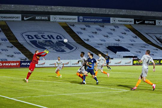 🎥 | Stadion van Oekraïense club Desna Chernihiv is plat gebombardeerd