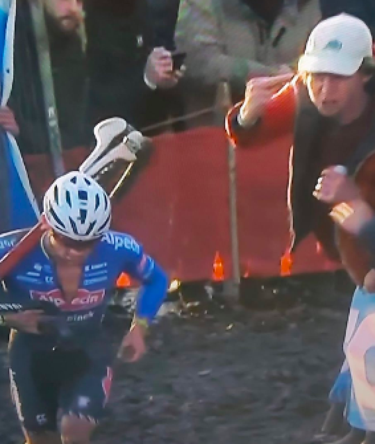 📸 | Haat en nijd als compliment: fan steekt middelvinger op naar winnende Van der Poel