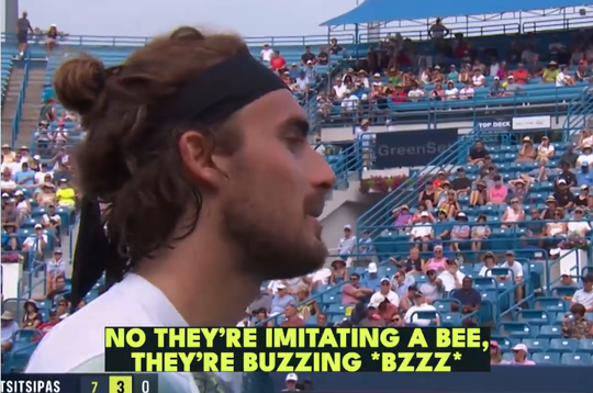 🎥🐝 | Bzzz! Tsitsipas wordt lastiggevallen door fan die bij nadoet op tribune
