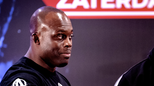 Melvin Manhoef betrapt en achtervolgt mogelijke inbrekers: 'Trok ze uit de auto'