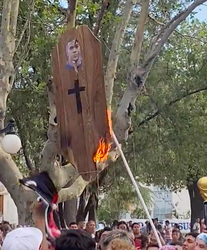 🎥 | Niet sjiek: feestende Argentijnen beelden Kylian Mbappé af op 'brandende doodskist'