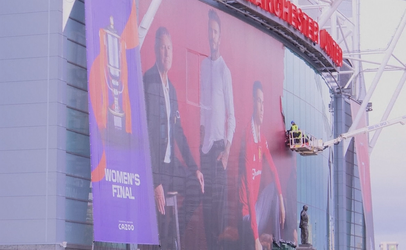 🎥 | Pijnlijk! Manchester United verwijdert gigantische Cristiano Ronaldo-poster van Old Trafford