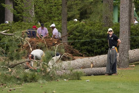 🎥 | Mazzel! Bezoekers The Masters bijna verpletterd door omvallende bomen