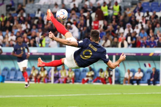 Giroud maakt de 4-1 en is met Henry gedeeld topscorer aller tijden voor Frankrijk