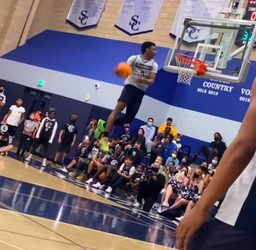 🎥 | LeBron James deelt waanzinnige dunk van zoon Bronny: 'Komen enge dingen aan'