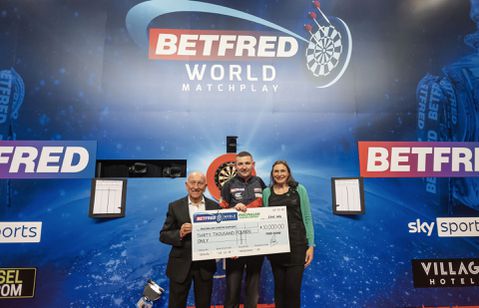 Darters op World Matchplay halen bijna 35.000 euro op voor kankerfonds