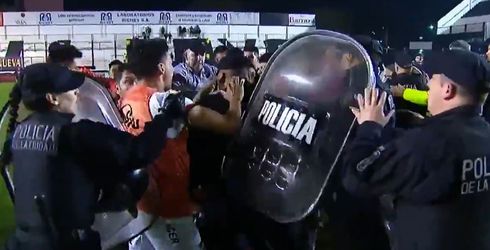 🎥​ | Argentijnse voetballers op de vuist met politie na afgekeurde goals
