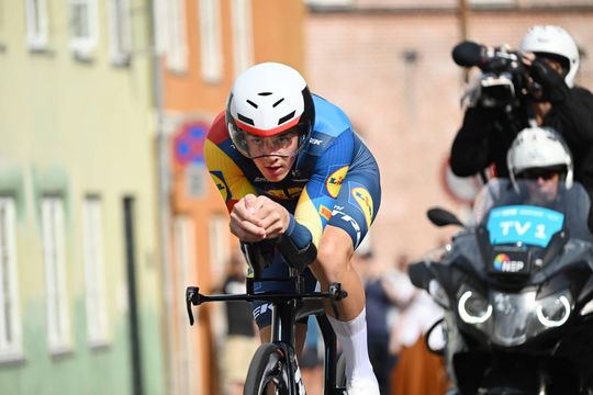 🎥 | Deense show: Pedersen rijdt ploeg- én landgenoot Skjelmose uit leiderstrui in slottijdrit