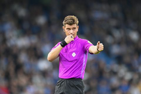 NAC-supporter krijgt stadionverbod voor gooien van lege beker naar auto van scheidsrechter Joey Kooij