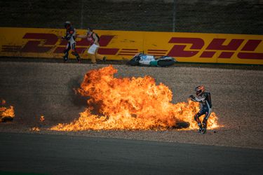 🎥 | Fireball! Motor naast Zonta van den Goorbergh vliegt in de fik na horrorcrash