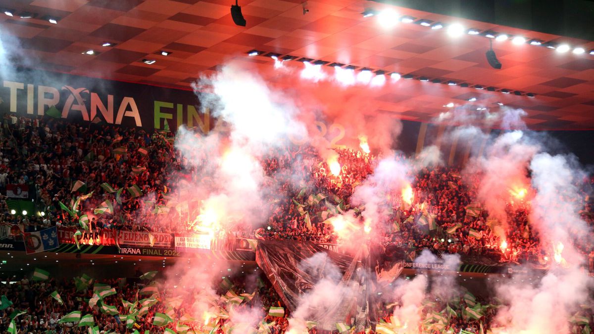 Feyenoord reageert op bizarre spandoeken van fans: 'In één woord walgelijk'