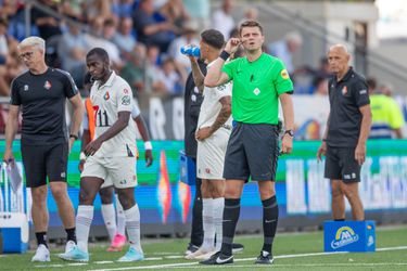 Het is weer raak: Telstar - VVV stilgelegd vanwege bekertje op het veld