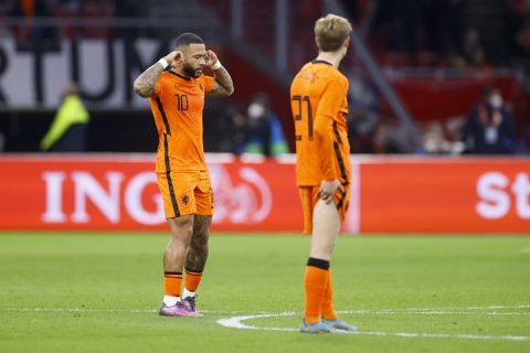 🎥 | En dat is 3-1! Depay schiet op z'n Memphis een penalty binnen, maar wil gejuich niet horen