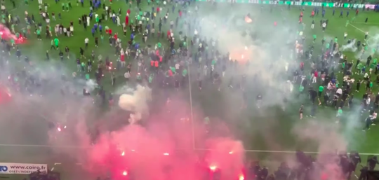 🎥 | Tientallen Saint-Étienne-hooligans gearresteerd na veldbestorming bij degradatieduel